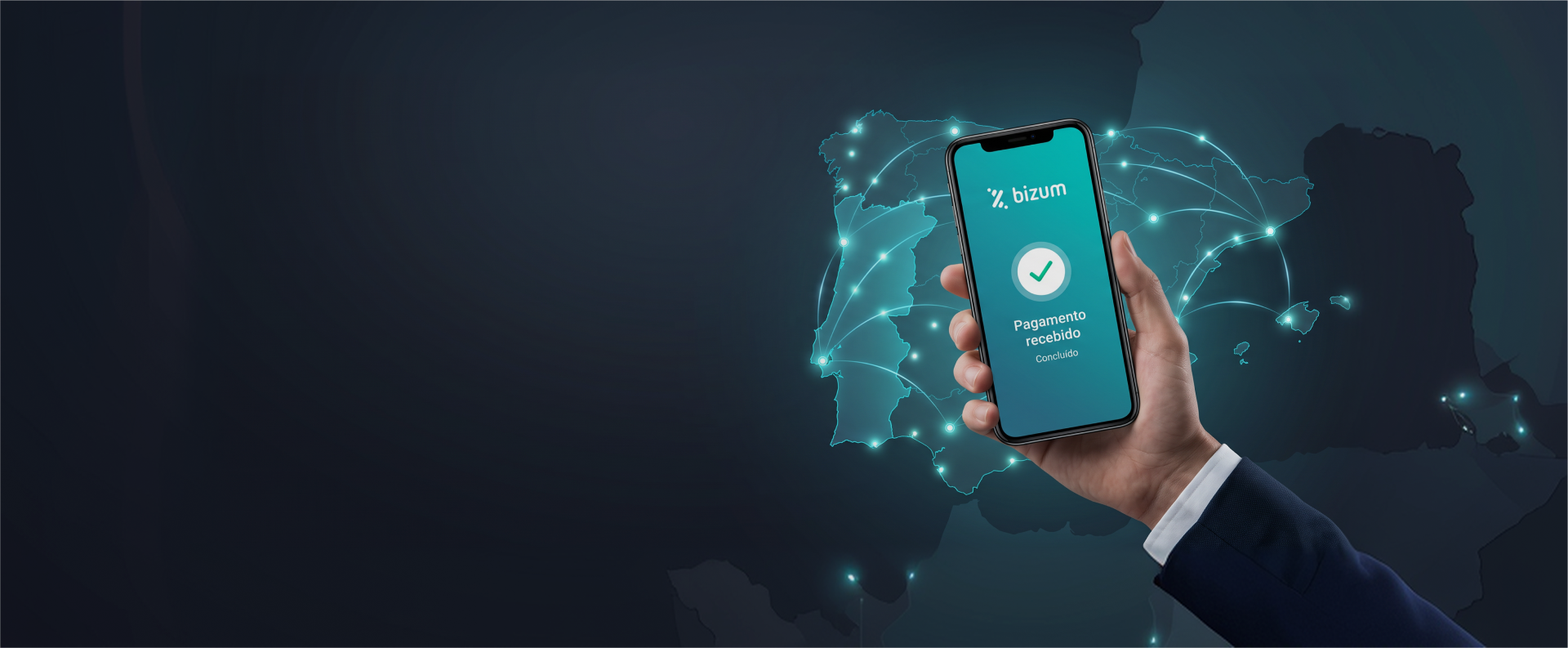 Mão a segurar um telefone com Bizum